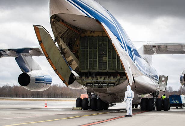 02.04.2020, Tallinn. Hiinast joudis transpordilennukiga Tallinna lennujaama 2,6 miljonit isikukaitsevahendit. A joint Estonian-Latvian order of 2.6 million pieces of personal protective equipment arrived in Tallinn from Shanghai, China. FOTO: MADIS VELTMAN POSTIMEES TALLINN HARJUMAA ESTONIA  Copyright: xMadisxVeltmanx