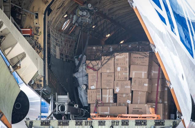 02.04.2020, Tallinn. Hiinast joudis transpordilennukiga Tallinna lennujaama 2,6 miljonit isikukaitsevahendit. A joint Estonian-Latvian order of 2.6 million pieces of personal protective equipment arrived in Tallinn from Shanghai, China. FOTO: MADIS VELTMAN POSTIMEES TALLINN HARJUMAA ESTONIA  Copyright: xMadisxVeltmanx