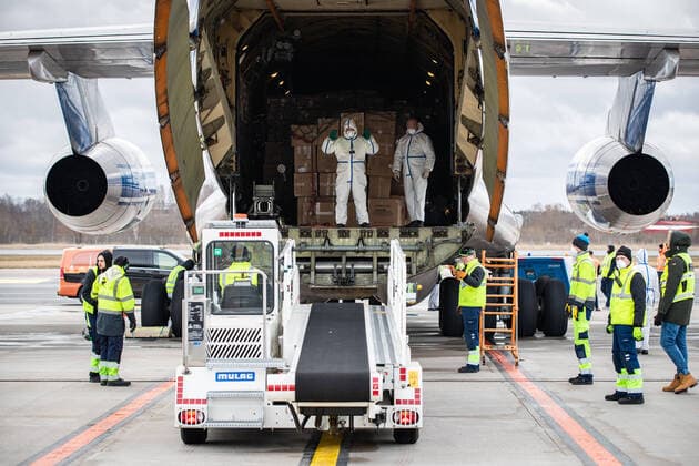 02.04.2020, Tallinn. Hiinast joudis transpordilennukiga Tallinna lennujaama 2,6 miljonit isikukaitsevahendit. A joint Estonian-Latvian order of 2.6 million pieces of personal protective equipment arrived in Tallinn from Shanghai, China. FOTO: MADIS VELTMAN POSTIMEES TALLINN HARJUMAA ESTONIA  Copyright: xMadisxVeltmanx