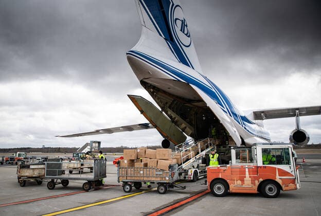 02.04.2020, Tallinn. Hiinast joudis transpordilennukiga Tallinna lennujaama 2,6 miljonit isikukaitsevahendit. A joint Estonian-Latvian order of 2.6 million pieces of personal protective equipment arrived in Tallinn from Shanghai, China. FOTO: MADIS VELTMAN POSTIMEES TALLINN HARJUMAA ESTONIA  Copyright: xMadisxVeltmanx