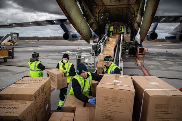 02.04.2020, Tallinn. Hiinast joudis transpordilennukiga Tallinna lennujaama 2,6 miljonit isikukaitsevahendit. A joint Estonian-Latvian order of 2.6 million pieces of personal protective equipment arrived in Tallinn from Shanghai, China. FOTO: MADIS VELTMAN POSTIMEES TALLINN HARJUMAA ESTONIA  Copyright: xMadisxVeltmanx