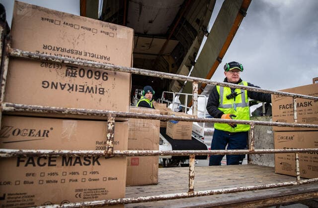 02.04.2020, Tallinn. Hiinast joudis transpordilennukiga Tallinna lennujaama 2,6 miljonit isikukaitsevahendit. A joint Estonian-Latvian order of 2.6 million pieces of personal protective equipment arrived in Tallinn from Shanghai, China. FOTO: MADIS VELTMAN POSTIMEES TALLINN HARJUMAA ESTONIA  Copyright: xMadisxVeltmanx