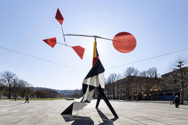 DEU, Germany, Baden Württemberg, Stuttgart, 03 04 2020 pedestrian zone Stuttgart Königstrasse sculpture by Alexander Calder Crinkly avec disque rouge 1973 in front of the Kunstmuseum