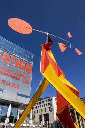 DEU, Germany, Baden Württemberg, Stuttgart, 03 04 2020 pedestrian zone Stuttgart Königstrasse sculpture by Alexander Calder Crinkly avec disque rouge 1973 in front of the Kunstmuseum