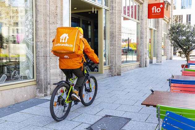 DEU, Germany, Baden Württemberg, Stuttgart, 03 04 2020 Demand for services during the corona crisis Bicycle couriers of the delivery service Lieferando record increasing turnover due to closed restaurants