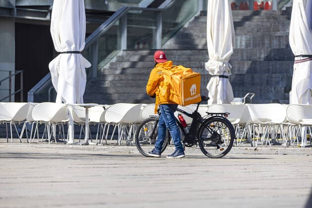 DEU, Germany, Baden Württemberg, Stuttgart, 03 04 2020 Demand for services during the corona crisis Bicycle couriers of the delivery service Lieferando record increasing turnover due to closed restaurants