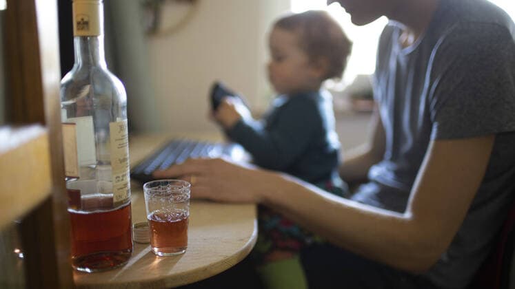Father with child and wine glass and wine bottle at work Bonn Germany Copyright: xUtexGrabowsky photothek.netx