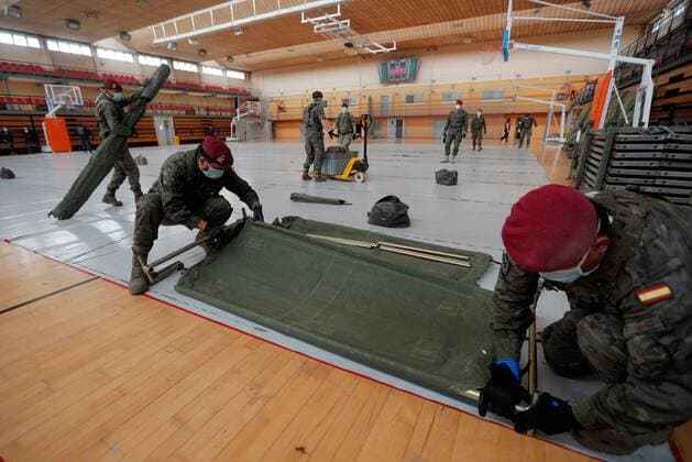 News Bilder des Tages Several troops assemble bunks at a temporary homeless shelter set up in a sport pavilion, in Valencia, Spain, 03 April 2020. Spain faces the 20th consecutive day of mandatory home confinement in a bid to slow down the spread of the pandemic COVID-19 disease caused by the SARS-CoV-2 coronavirus. coronavirus crisis !ACHTUNG: NUR REDAKTIONELLE NUTZUNG!  Copyright: xKaixFoersterlingx GRAFCVA3742 20200403-637215124473407915