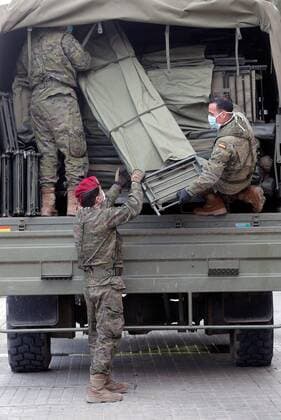 Several troops unload bunks to set up a temporary homeless shelter set up in a sport pavilion, in Valencia, Spain, 03 April 2020. Spain faces the 20th consecutive day of mandatory home confinement in a bid to slow down the spread of the pandemic COVID-19 disease caused by the SARS-CoV-2 coronavirus. coronavirus crisis !ACHTUNG: NUR REDAKTIONELLE NUTZUNG!  Copyright: xKaixFoersterlingx GRAFCVA3737 20200403-637215125088770655