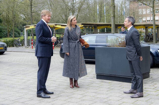 03-04-2020 Bilthoven Queen Maxima and King Willem-Alexander visited the RIVM, National Institute for Public Health and the Environment, in the context of the coronavirus (Covid-19) in Bilthoven. Meeting with the Outbreak Management Team and Jaap van Dissel and Hans Brug of Het Rijksinstituut voor Volksgezondheid en Milieu.  Copyright: xPPEx