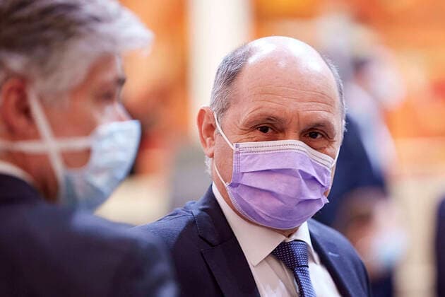 - Wien 03.04.2020 - Parlament Nationalrat Sondersitzung zum Coronavirus - Während der heutigen Sondersitzung wurden u.a. ein drittes Coronavirus-Pakets zur Bekämpfung der Pandemie sowie der wirtschaftlichen Folgen vom österreichischen Parlament beschlossen. Zudem wurden neue Hilfen für einkommensschwache Familien und Medien beschlossen. PHOTO: Parlamentsdirektor Harald Dossi (L), Nationalratspräsident Wolfgang Sobotka (R ÖVP) mit Mund-Nasen-Schutz Maske kurz vor der Sitzung. Vienna (AUSTRIA) - Parliament National Council special session on the corona virus - During today s special session, i.a. a third corona virus package to combat the pandemic and the economic consequences has been approved by the Austrian Parliament. In addition, new aid for low-income families and the media was decided. Nationalrat Sondersitzungzung Coronavirus 