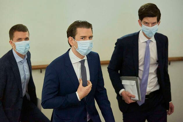 News Bilder des Tages - Wien 03.04.2020 - Parlament Nationalrat Sondersitzung zum Coronavirus - Während der heutigen Sondersitzung wurden u.a. ein drittes Coronavirus-Pakets zur Bekämpfung der Pandemie sowie der wirtschaftlichen Folgen vom österreichischen Parlament beschlossen. Zudem wurden neue Hilfen für einkommensschwache Familien und Medien beschlossen. PHOTO: Bundeskanzler Sebastian Kurz (M ÖVP) zusammen mit Kabinettchef Bernhard Bonelli (R) mit Maske, Mund-Nasen-Schutz, auf dem Weg zur Sitzung Vienna (AUSTRIA) - Parliament National Council special session on the corona virus - During today s special session, i.a. a third corona virus package to combat the pandemic and the economic consequences has been approved by the Austrian Parliament. In addition, new aid for low-income families and the media was decided. Nationalrat Sondersitzungzung Coron 
