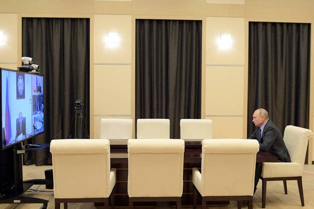Bilder des Jahres 2020, News 04 April News Themen der Woche KW13 News Bilder des Tages MOSCOW REGION, RUSSIA - APRIL 3, 2020: Russia s President Vladimir Putin holds a meeting with permanent members of the Russian Security Council via video link from Novo-Ogarevo residence. Alexei Druzhinin Russian Presidential Press and Information Office TASS  TS0D44FD