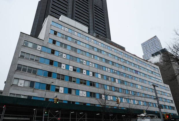 April 3, 2020, New York Manhattan, USA: All of the white windows with holes have a corona virus patient. The number of people infected In NYC is close the 50,000, as 10,590 patients, required hospitalization and death toll topped 1,500. 04 04 20 New York Manhattan Mount Sinai Hospital. New York Manhattan USA - ZUMAs252 20200403_znp_s252_001 Copyright: xMarcusxSantosx