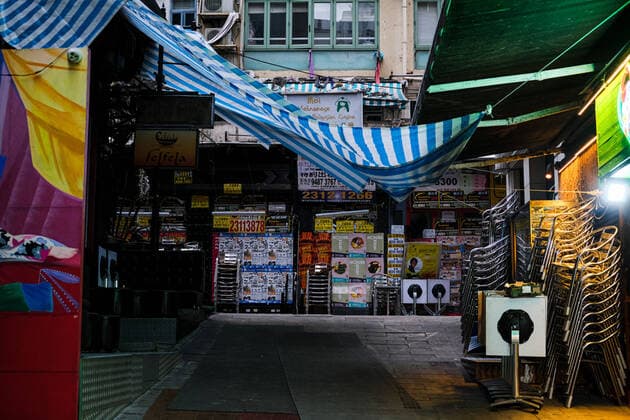 Coronavirus in China, Eindrücke aus Hongkong April 3, 2020, Hong Kong, China: An empty street is seen in Lan Kai Fong, Central, Hong Kong. The Hong Kong government has ordered a two-week shutdown of pubs and bars to tighten up the social-distancing rules. Hong Kong China - ZUMAt141 20200403_zap_t141_005 Copyright: xKeithxTsujix