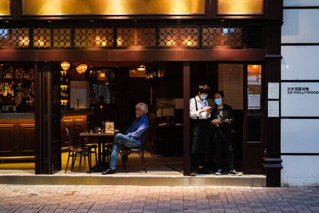 Coronavirus in China, Eindrücke aus Hongkong April 3, 2020, Hong Kong, China: A customer is seen sitting inside the bar in Central, Hong Kong. The Hong Kong government has ordered a two-week shutdown of pubs and bars to tighten up the social-distancing rules. Hong Kong China - ZUMAt141 20200403_zap_t141_012 Copyright: xKeithxTsujix