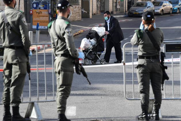 Bilder des Jahres 2020, News 04 April News Themen der Woche KW13 News Bilder des Tages (200403) -- BNEI BRAK, April 3, 2020 (Xinhua) -- Israeli Border Police block the main road in the central Israeli city of Bnei Brak on April 3, 2020. The Israeli government has declared the Jewish ultra-Orthodox city of Bnei Brak a restricted area because of the high infection rate of COVID-19, Israel s Prime Minister Office said Thursday. (JINI Handout via Xinhua) MIDEAST-BNEI BRAK-COVID-19 