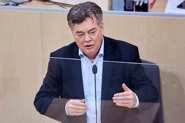 - Wien 03.04.2020 - Parlament Nationalrat Sondersitzung zum Coronavirus - Während der heutigen Sondersitzung wurden u.a. ein drittes Coronavirus-Pakets zur Bekämpfung der Pandemie sowie der wirtschaftlichen Folgen vom österreichischen Parlament beschlossen. Zudem wurden neue Hilfen für einkommensschwache Familien und Medien beschlossen. PHOTO: Vizekanzler Werner Kogler (GRÜNE) bei seiner Stellungnahme, hinter einer Glasfront, wo die Mund-Nasen-Schutz Maske nicht getragen wurde. Vienna (AUSTRIA) - Parliament National Council special session on the corona virus - During today s special session, i.a. a third corona virus package to combat the pandemic and the economic consequences has been approved by the Austrian Parliament. In addition, new aid for low-income families and the media was decided. Nationalrat Sondersitzungzung Corona 