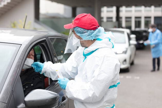 Coronavirus en France: centre de depistage drive-in installe dans la cour de la mairie du 17e. Coronavirus in France: 17th cityhouse courtyard turned into drive-in screening center indes personnel medical test 253574 2020-04-03 Paris France  Copyright: xCharlottexSchousboex STAR_253574_004