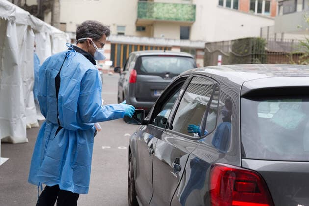 Coronavirus en France: centre de depistage drive-in installe dans la cour de la mairie du 17e. Coronavirus in France: 17th cityhouse courtyard turned into drive-in screening center indes personnel medical test 253574 2020-04-03 Paris France  Copyright: xCharlottexSchousboex STAR_253574_040