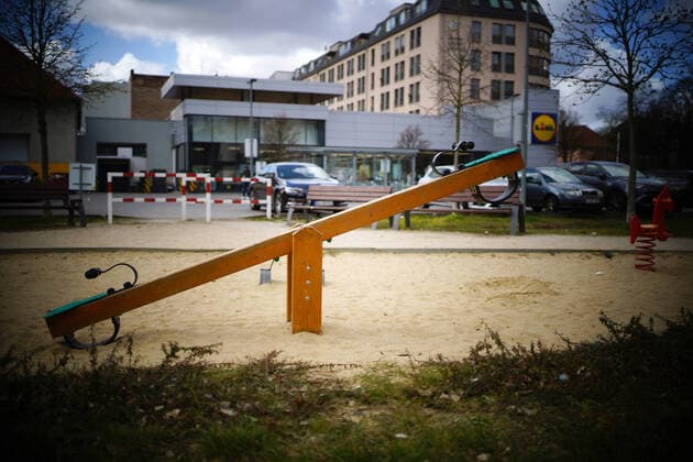 03 04 2020,Berlin,Germany,GER,the city in times of the corona pandemic,a playground, a swing, seen opposite a Lidl market on the main street in the district Schöneberg