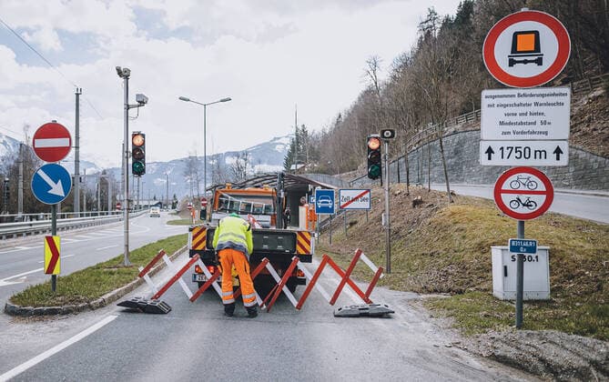 Zell am See 03 04 2020, Zell am See, AUT, Coronavirus in Austria, in the picture Employees of the road maintenance department set up road barriers in the direction to the city during the World Wide Coronavirus Pandemic in Zell am See, Austria on 2020 04 03  EP_fei