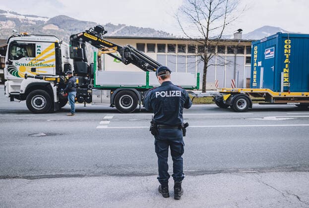 Zell am See 03 04 2020, Zell am See, AUT, Coronavirus in Austria, in the picture Set up of police checkpoints into the quarantined City during the Coronavirus Pandemic Set up of police checkpoints into the quarantined City during the World Wide Coronavirus Pandemic in Zell am See, Austria on 2020 04 03  EP_fei