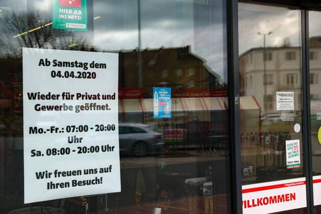 Hanover, from Saturday 04 04 2020, the DIY stores open again, preparations for the rush, disinfection, disinfect,