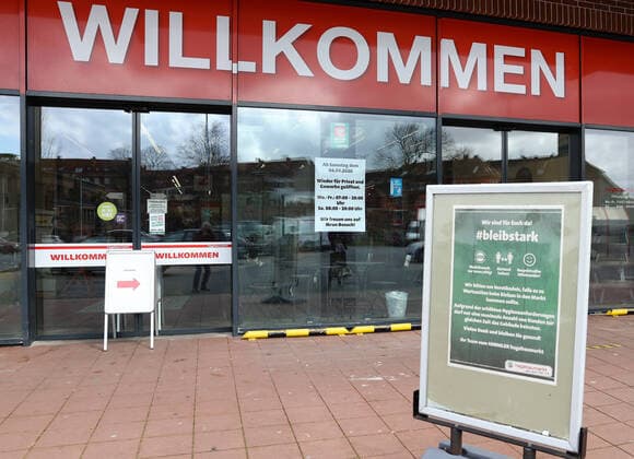 Hanover, from Saturday 04 04 2020, the DIY stores open again, preparations for the rush, disinfection, disinfect,