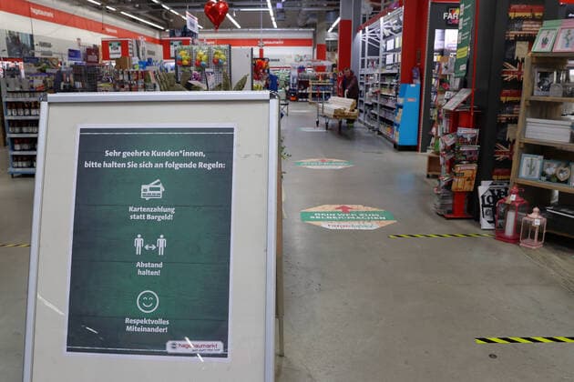 Hanover, from Saturday 04 04 2020, the DIY stores open again, preparations for the rush, disinfection, disinfect,
