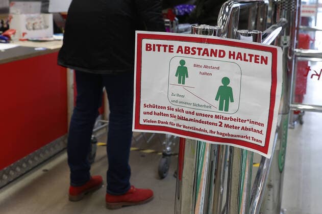 Hanover, from Saturday 04 04 2020, the DIY stores open again, preparations for the rush, disinfection, disinfect,