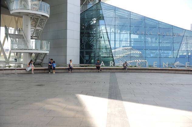 (200403) -- SINGAPORE, April 3, 2020 (Xinhua) -- Photo taken on April 3, 2020 shows social distancing markers outside ArtScience Museum in Singapore s Marina Bay Sands. Singapore s Ministry of Health (MOH) reported here Friday 65 new COVID-19 cases, bringing the total confirmed cases in the city state to 1,114. (Photo by Then Chih Wey Xinhua) SINGAPORE-COVID-19-MEASURES 