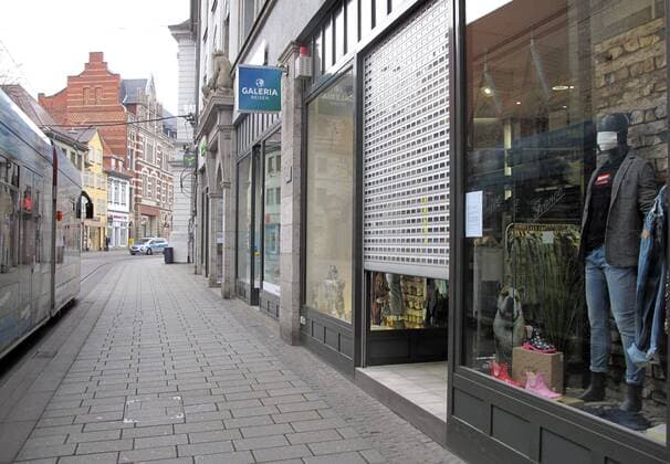 Corona 03 04 2020 , Erfurt, the city center is because of the regulations because of Corona as extinct, here a closed fashion store, the door grille is lowered, the mannequins have masks on
