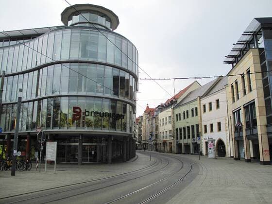Corona 03 04 04 2020 , Erfurt, the city centre is as extinct due to the regulations because of Corona, here the view into the Schlösserstrasse, there are hardly any people on the way