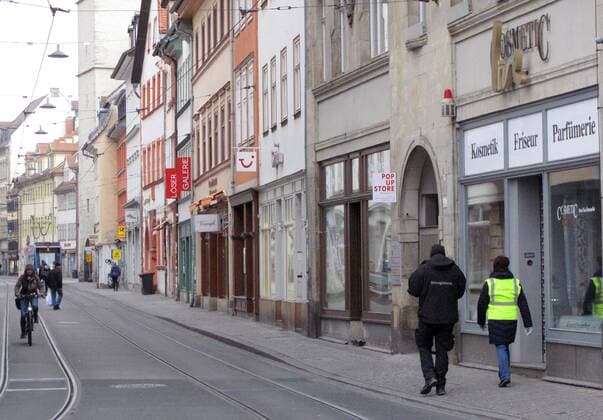 Corona 03 04 04 2020 , Erfurt, the city centre is as extinct as a result of the Corona regulations, in Markstrasse employees of the public order office are running to enforce the measures against the virus