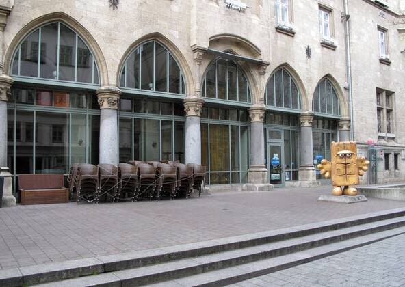 Corona 03 04 2020 , Erfurt, the city centre is as extinct because of the regulations because of Corona, next to the town hall stands orphaned Bernd the bread, chairs of a restaurant are stacked