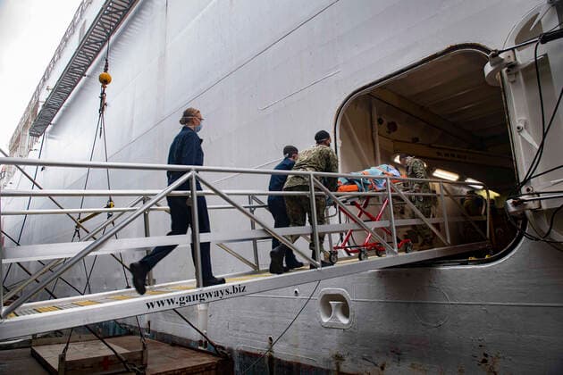 April 1, 2020, Los Angeles, CA, United States: U.S. Navy sailors transfer a patient aboard the hospital ship USNS Mercy deployed in support of the COVID-19, coronavirus pandemic April 1, 2020 in Los Angeles, California. Los Angeles United States - ZUMAp138 20200401_zaa_p138_011 Copyright: xSaraxEshleman Planetpixx