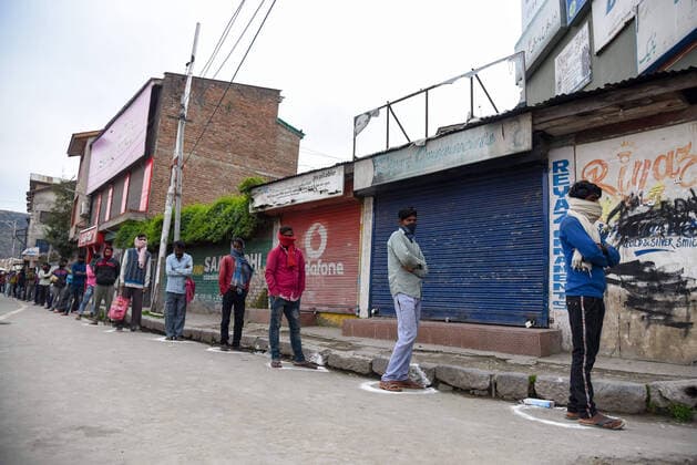 April 3, 2020, Srinagar, Jammu & Kashmir, India: Non local workers maintain the social distance as a preventive measure while in queue receiving aid from a local non government organisation, during the lockdown..Indian Prime Minister, Narendra Mondi announced 21 day lockdown on 22 March across the country restricting the movement of people from stepping out of their home to curb the spread of the corona virus. More than 2500 tested positive for corona virus in India with 71 deaths. Srinagar India - ZUMAs197 20200403_zaa_s197_068 Copyright: xIdreesxAbbasx