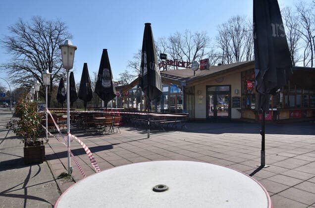 Corona Coronavirus COVID 19 Berlin stands still, taken on 24 March 2020 At Wannsee in Zehlendorf there is almost no one around The Spinnerbrücke with restaurant and beer garden is usually populated by motorcyclists The Strandbad Wannsee traditionally opens on th Copyright: xKittyxKleist-HeinrichxTSPx