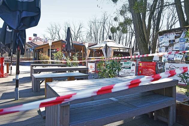 Corona Coronavirus COVID 19 Berlin stands still, taken on 24 March 2020 At Wannsee in Zehlendorf there is almost no one around The Spinnerbrücke with restaurant and beer garden is usually populated by motorcyclists The Strandbad Wannsee traditionally opens on th Copyright: xKittyxKleist-HeinrichxTSPx