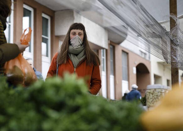 A woman with a face mask, shopping at a weekly market in Berlin 03 04 2020 Berlin Germany Copyright: xFelixxZahn photothek.netx