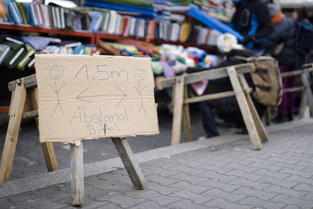 A sign with the request to guarantee distance is on a weekly market in Berlin 03 04 2020 Berlin Germany Copyright: xFelixxZahn photothek.netx