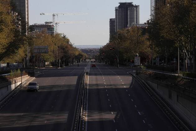 General view of the totally empty Paseo de la Castellana in central Madrid, Spain, 03 April 2020. Spain faces the 20th consecutive day of mandatory home confinement in a bid to slow down the spread of the pandemic COVID-19 disease caused by the SARS-CoV-2 coronavirus. Coronavirus in Spain !ACHTUNG: NUR REDAKTIONELLE NUTZUNG!  Copyright: xKikoxHuescax(es-ES)x GRAF5407 20200403-637215413391746084
