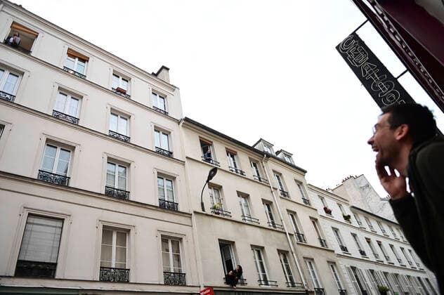 Noam Catorzo - comedien de 31 ans anime tous les soirs , apres les applaudissements de 20h destines au corps medical depeche pour les malades atteins du COVID19 , Questions pour un balcon parodie confinee de questions pour un champion NEWS : COVID19 - Paris - 03 04 2020 JBAutissier Panoramic 