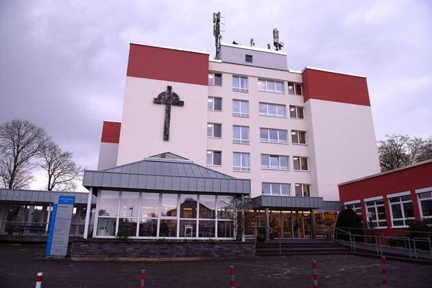 Jochen Klepper House Residential complex for the elderly on 03 04 2020 in Menden After an 83-year-old man, an 87-year-old resident of the Jochen Klepper House has now died, who had been infected with the virus xMNJPGx
