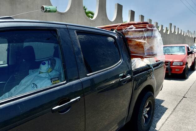 Cars carrying coffins with the deceased arrive at the Jardines de Esparanza cemetery in Guayaquil, Ecuador, 03 April 2020. Coronavirus crisis in Ecuador !ACHTUNG: NUR REDAKTIONELLE NUTZUNG!  Copyright: xMarcosxPinx AME011 20200403-637215494426282478