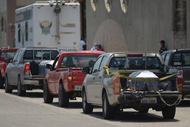 Cars carrying coffins with the deceased arrive at the Jardines de Esparanza cemetery in Guayaquil, Ecuador, 03 April 2020. Coronavirus crisis in Ecuador !ACHTUNG: NUR REDAKTIONELLE NUTZUNG!  Copyright: xMarcosxPinx AME010 20200403-637215494443313819