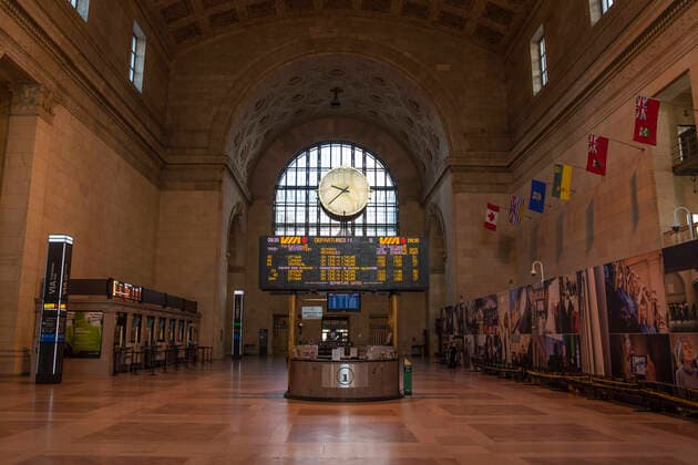 News Bilder des Tages April 3, 2020: Union Station in downtown Toronto. With the spread of COVID-19 growing in Canada, the downtown core is significantly quieter than usual. - ZUMAc232 20200403_zip_c232_001 Copyright: xGilesxCampbellx