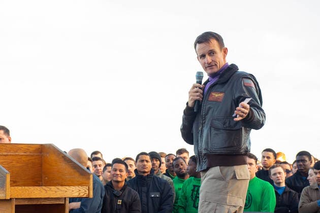 News Bilder des Tages Capt. Brett Crozier, commanding officer of the aircraft carrier USS Theodore Roosevelt (CVN 71), gives remarks during an all-hands call on the ship s flight deck on December 15, 2019. On April 2, 2020, Capt. Crozier was relieved of his command after sending a letter earlier in the week requesting additional resources to deal with a coronavirus outbreak on the aircraft carrier.  WAX2020040302 ALEXANDERxWILLIAMS