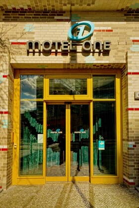 93 Motel One Hotel in the Kantstrasse, Verwaerte Plaetze und Orte , Berlin, 22 03 2020 because of the corona virus, standstill in public life because of the respiratory disease, COVID 19, is caused by the virus SARS CoV 2 and is now called COVID 19 Epidemic, Pandemic, Berlin Germany, germany Copyright: xPOP-EYE ChristianxBehringx POP-EYE_Berlin_Leer_15001600